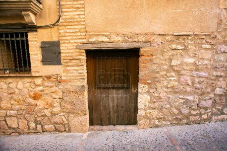 Foto de Puerta de madera vieja de una ciudad medieval de Alquezar en Huesca en España. - Imagen libre de derechos