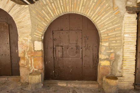 Téléchargez les photos : Vieille porte en bois d'une ville médiévale d'Alquezar à Huesca en Espagne. - en image libre de droit