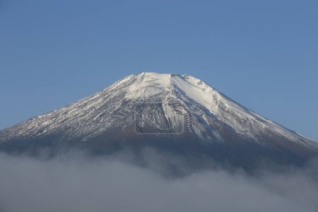 Téléchargez les photos : Vue sur le mont Fuji couvert de neige depuis le lac Yamanaka à Yamanakako, Japon. - en image libre de droit