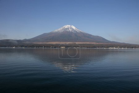 Foto de Vistas del monte Fuji cubiertas de nieve desde el lago Yamanaka en Yamanakako, Japón. - Imagen libre de derechos