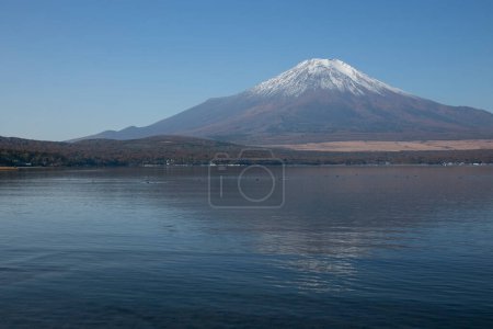 Foto de Vistas del monte Fuji cubiertas de nieve desde el lago Yamanaka en Yamanakako, Japón. - Imagen libre de derechos