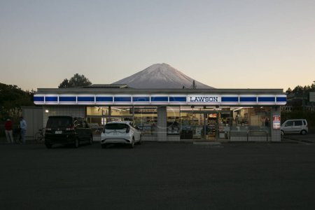 Téléchargez les photos : Yamanakako, Japon ; 1er octobre 2023 : Lawson Supermarket dans la ville avec le mont Fuji en arrière-plan. - en image libre de droit