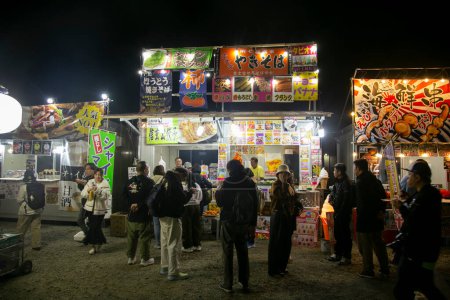 Téléchargez les photos : Kawaguchiko, Japon ; 1er novembre 2023 : Vendros de Streetfood vendant de la nourriture pendant le Fuji Kawaguchiko Autumn Leaves Festival. - en image libre de droit