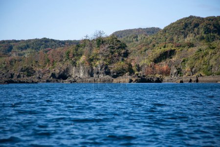 Foto de Línea costera formada por la actividad volcánica en la costa de Ogi en la isla de Sado, prefectura de Niigata, Japón. - Imagen libre de derechos