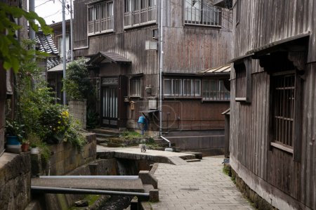 Téléchargez les photos : Shukunegi, ancien village traditionnel avec des maisons en bois de l'époque d'Edo sur l'île de Sado, préfecture de Niigata, Japon. village avec bois poreux - en image libre de droit
