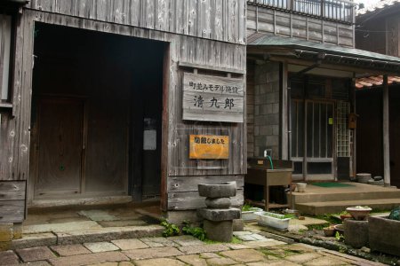 Foto de Shukunegi, antiguo pueblo tradicional con casas de madera del período Edo en la isla de Sado, Prefectura de Niigata, Japón. pueblo con hous de madera - Imagen libre de derechos