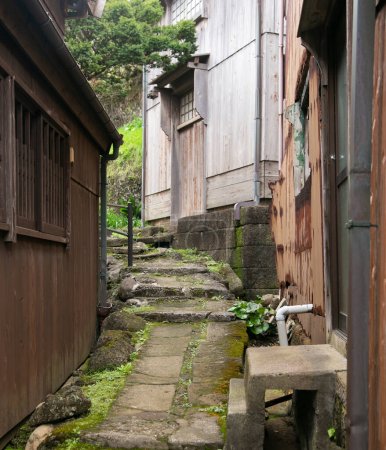 Foto de Shukunegi, antiguo pueblo tradicional con casas de madera del período Edo en la isla de Sado, Prefectura de Niigata, Japón. pueblo con hous de madera - Imagen libre de derechos