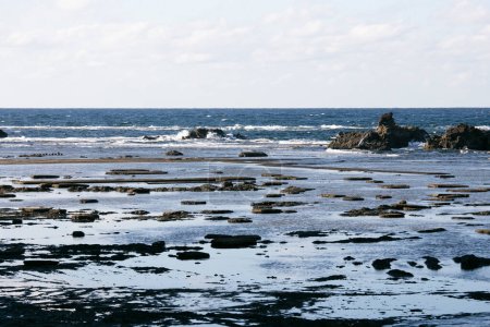 Foto de Línea costera formada por la actividad volcánica en la costa de Ogi en la isla de Sado, prefectura de Niigata, Japón. - Imagen libre de derechos