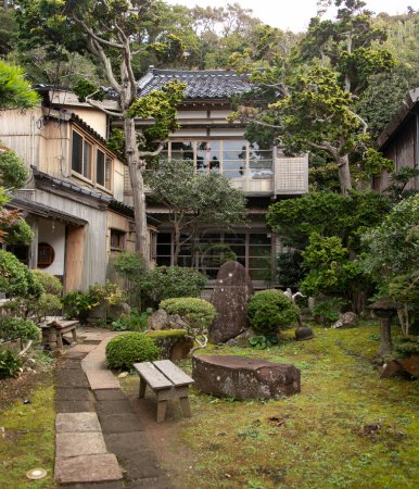 Foto de Antigua casa de estilo japonés con un hermoso jardín situado en el pueblo de Shukunegi. - Imagen libre de derechos