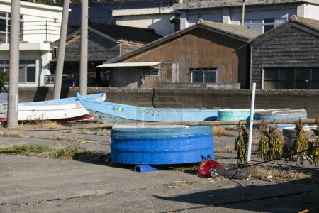 Téléchargez les photos : Un tarai-bune est un bateau de pêche traditionnel japonais qui se trouve principalement sur l'île de Sado dans la préfecture de Niigata au Japon.. - en image libre de droit