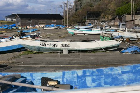 Téléchargez les photos : Ettsumi, Japon ; 1er octobre 2023 : Port de pêche d'Ettsumi sur l'île de Sado dans la préfecture de Niigata, Japon. - en image libre de droit