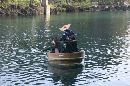 Téléchargez les photos : Shukunegi, Japon ; 1er octobre 2023 : Un groupe de touristes profitant d'une excursion en bateau Tarai Bune ou en baignoire le long de Yajima et Kyojima. - en image libre de droit