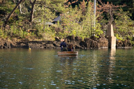 Téléchargez les photos : Shukunegi, Japon ; 1er octobre 2023 : Un groupe de touristes profitant d'une excursion en bateau Tarai Bune ou en baignoire le long de Yajima et Kyojima. - en image libre de droit