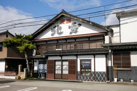 Foto de Sado, Japón; 1 de octubre de 2023: Cervecería japonesa Hokusetsu Sake en la isla de Sado, Prefectura de Niigata. - Imagen libre de derechos