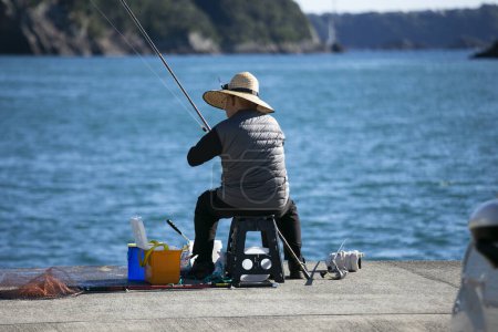 Téléchargez les photos : Nachikatsuura, Japon ; 1er octobre 2023 : Pêche locale au port de Nachikatsuura par une journée ensoleillée. - en image libre de droit