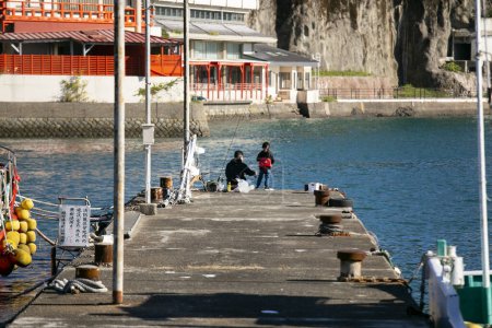 Foto de Nachikatsuura, Japón; 1 de octubre de 2023: Locales pescando en el puerto de Nachikatsuura durante un día soleado. - Imagen libre de derechos