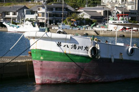 Foto de Nachikatsuura, Japón; 1 de octubre de 2023: Barcos pesqueros japoneses en el puerto de Katsuura en Wakayama. - Imagen libre de derechos