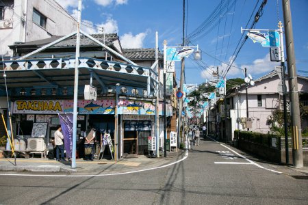 Foto de Nachikatsuura, Japón; 1 de octubre de 2023: Calles decoradas con dibujos de atún en el pueblo de Katsuura en Wakayama. - Imagen libre de derechos