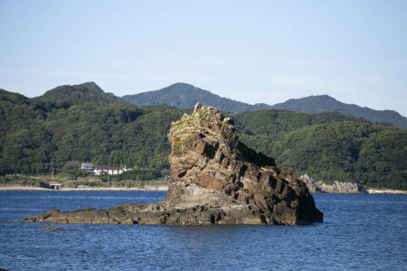 Foto de Formaciones rocosas volcánicas en el mar en la costa de Nachikatsuura en Wakayama. - Imagen libre de derechos