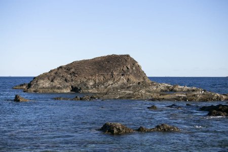 Foto de Formaciones rocosas volcánicas en el mar en la costa de Nachikatsuura en Wakayama. - Imagen libre de derechos