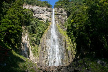 Téléchargez les photos : La cascade de Nachi est une grande cascade permanente au Japon située dans la préfecture de Wakayama. - en image libre de droit