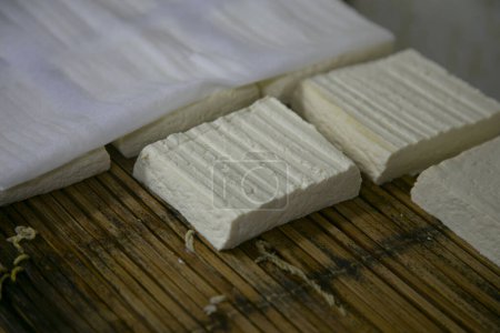 Téléchargez les photos : Portions de tofu frais à vendre dans un magasin de tofu à Shizuoka, Japon. - en image libre de droit