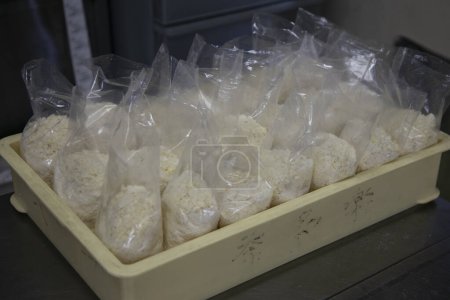Téléchargez les photos : Sacs de tofu déchiquetés dans un magasin de tofu à Shizuoka, Japon. - en image libre de droit