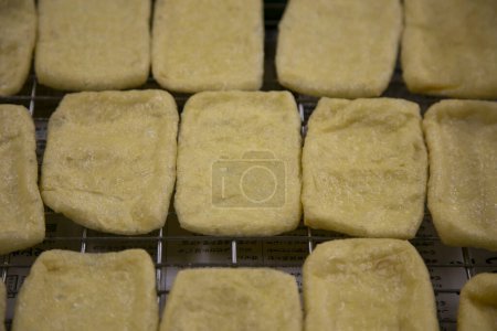 Téléchargez les photos : Portions frites de tofu frais préparées dans un magasin de tofu à Shizuoka, Japon. - en image libre de droit