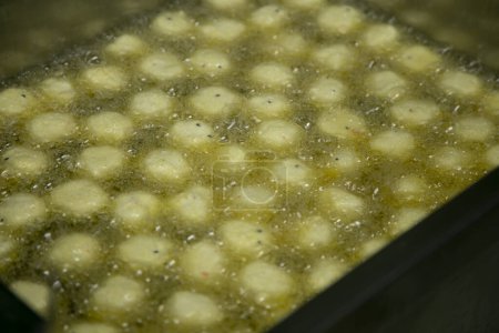 Téléchargez les photos : Préparation de boules de tofu frites dans un magasin de tofu à Shizuoka, Japon. - en image libre de droit