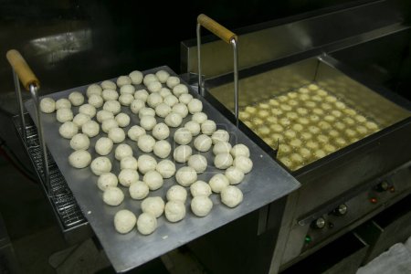 Foto de Preparación de bolas de tofu fritas en una tienda de tofu en Shizuoka, Japón. - Imagen libre de derechos
