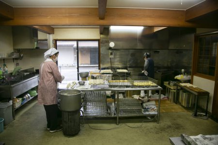 Foto de Ito, Japón; 1 de octubre de 2023: Mujeres que trabajan en una fábrica de tofu en Shizuoka, Japón. - Imagen libre de derechos