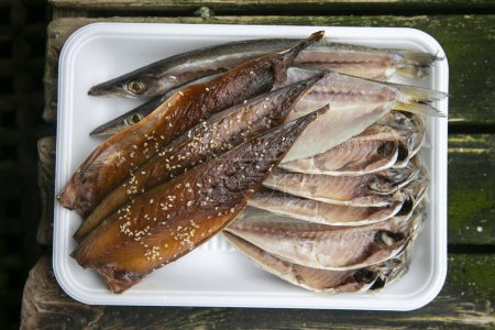 Foto de Ito, Japón; 1 de octubre de 2023: Pescado en una tienda de pescado seco en Ito City, Shizuoka, Japón. - Imagen libre de derechos