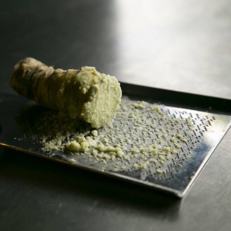 Téléchargez les photos : Wasabi frais râpé dans un restaurant japonais à Tokyo, Japon. - en image libre de droit