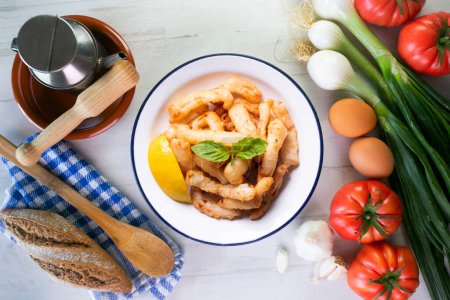 Téléchargez les photos : Tapa espagnol traditionnel. Rabas, délicieux calamar frit au citron. - en image libre de droit