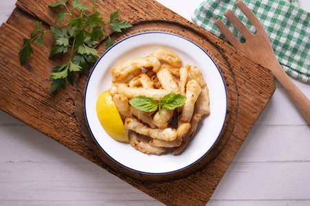 Téléchargez les photos : Tapa espagnol traditionnel. Rabas, délicieux calamar frit au citron. - en image libre de droit