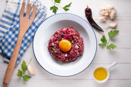 Téléchargez les photos : Tartare de steak traditionnel au jaune d'oeuf et de bœuf. - en image libre de droit