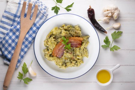 Téléchargez les photos : Trinxat de la Cerdaa. Recette typique du nord de la Catalogne cuite avec chou blanc, pomme de terre et bacon. - en image libre de droit