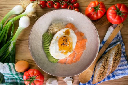 Foto de Donburi de salmón Teriyaki con huevo frito, aguacate, cebolla, pimiento rojo y otras verduras. Plato típico japonés. - Imagen libre de derechos
