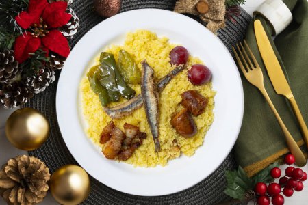 Téléchargez les photos : Migas au chorizo. Tapa traditionnelle espagnole d'Andalousie. Serveur de nourriture de Noël dans une table élégante. - en image libre de droit