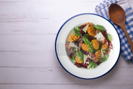 Téléchargez les photos : Salade de gnocchi au bacon et fromage italien. - en image libre de droit