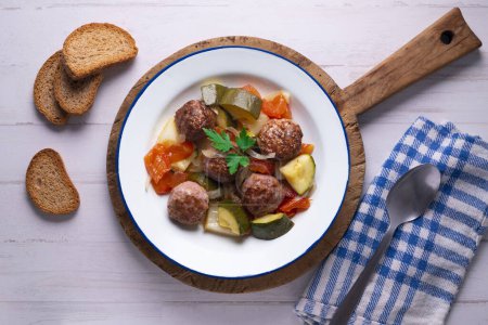 Téléchargez les photos : Boulettes de viande avec sauce tomate et légumes. Recette de tapa espagnole traditionnelle. - en image libre de droit