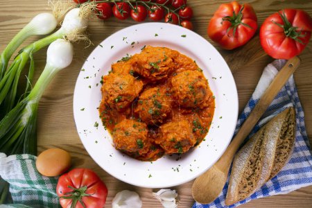 Foto de Albóndigas de carne con salsa de tomate y verduras. Receta tradicional de tapa española. - Imagen libre de derechos