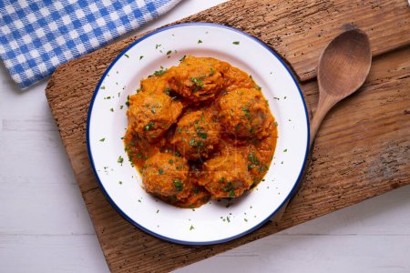 Téléchargez les photos : Boulettes de viande avec sauce tomate et légumes. Recette de tapa espagnole traditionnelle. - en image libre de droit