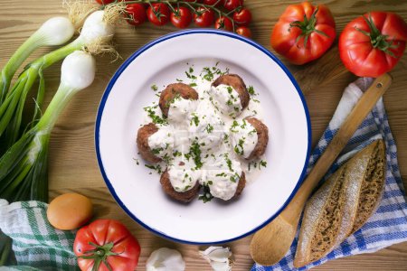 Foto de Albóndigas de cerdo con salsa tzatziki griega con pepino y yogur. - Imagen libre de derechos