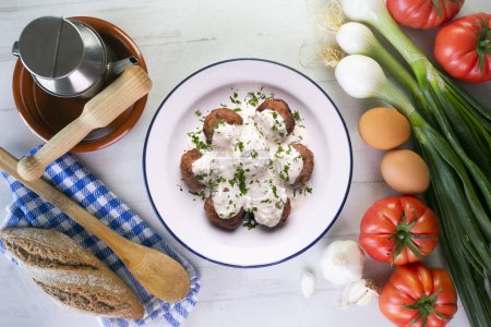Téléchargez les photos : Boulettes de porc à la sauce grecque tzatziki au concombre et au yaourt. - en image libre de droit