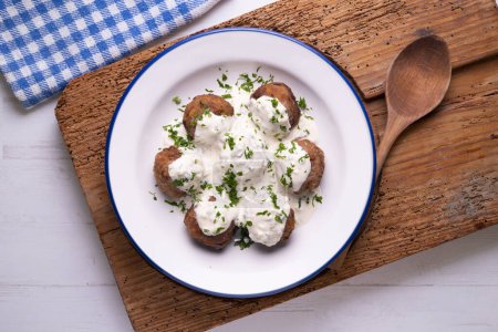 Foto de Albóndigas de cerdo con salsa tzatziki griega con pepino y yogur. - Imagen libre de derechos