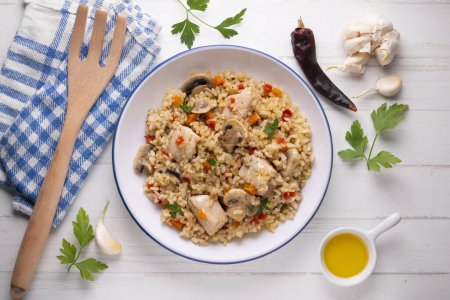 Téléchargez les photos : Paella de riz avec dinde et légumes. Recette saine. - en image libre de droit