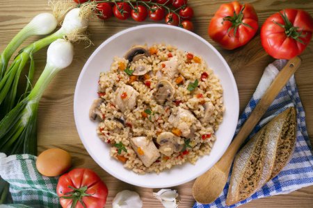 Foto de Paella de arroz con pavo y verduras. Receta saludable. - Imagen libre de derechos