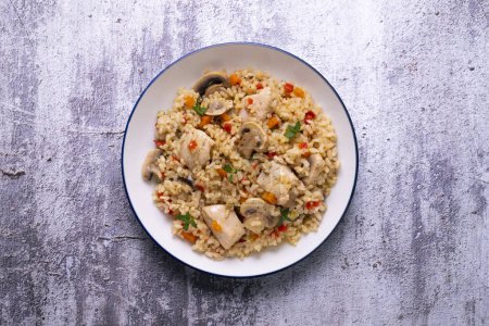 Foto de Paella de arroz con pavo y verduras. Receta saludable. - Imagen libre de derechos