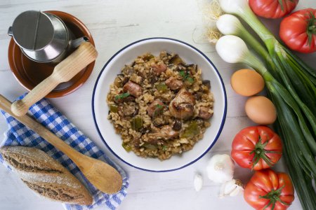 Téléchargez les photos : Paella de riz au lapin, saucisses et haricots verts. Recette traditionnelle de tapa à Valence, Espagne. - en image libre de droit
